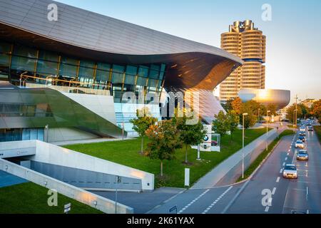 München, 29. September 2015: BMW Showroom neben dem Hauptsitz und dem Museum in München Stockfoto