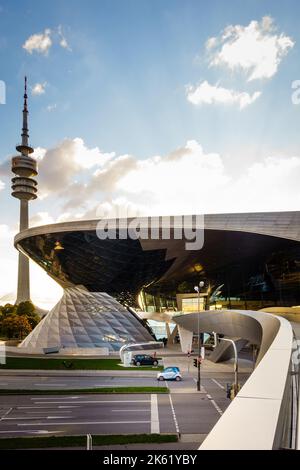 München, 29. September 2015: BMW Showroom mit olympischem Fernsehturm im Hintergrund in München Stockfoto