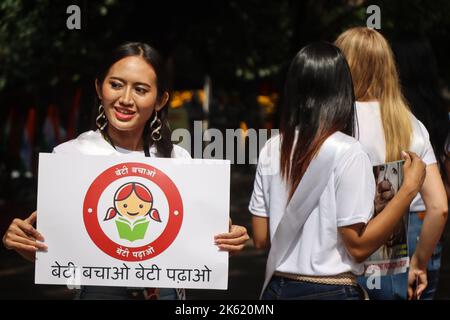 Neu Delhi, Neu Delhi, Indien. 11. Oktober 2022. Internationale Supermodels aus 25 Ländern halten Plakate im Rahmen der internationalen Kampagne für ''Beti Bachao Beti Padhao'' (rettet das Mädchen, erzieht das Mädchen) anlässlich des Internationalen Tages des Mädchen-Kindes. (Bild: © Bibek Chettri/Pacific Press via ZUMA Press Wire) Stockfoto