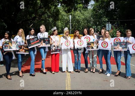 Neu Delhi, Neu Delhi, Indien. 11. Oktober 2022. Internationale Supermodels aus 25 Ländern halten Plakate im Rahmen der internationalen Kampagne für ''Beti Bachao Beti Padhao'' (rettet das Mädchen, erzieht das Mädchen) anlässlich des Internationalen Tages des Mädchen-Kindes. (Bild: © Bibek Chettri/Pacific Press via ZUMA Press Wire) Stockfoto