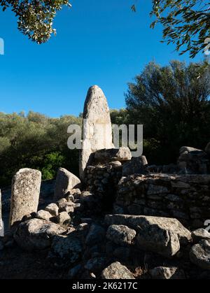 Grab der Riesen, (Tomba dei Giganti di Coddu Vecchiu), Arzachena, Sardinien, Italien. Stockfoto