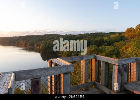 Blick auf die Herbstlandschaft vom Eagle Cliff aus auf den Hungered Rock State Park bei Sonnenaufgang. Stockfoto