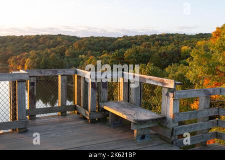 Blick auf die Herbstlandschaft vom Eagle Cliff aus auf den Hungered Rock State Park bei Sonnenaufgang. Stockfoto