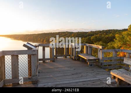 Blick auf die Herbstlandschaft vom Eagle Cliff aus auf den Hungered Rock State Park bei Sonnenaufgang. Stockfoto