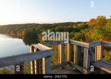 Blick auf die Herbstlandschaft vom Eagle Cliff aus auf den Hungered Rock State Park bei Sonnenaufgang. Stockfoto