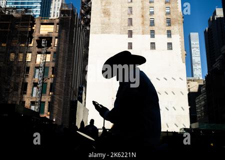 New York, New York, USA. 10. Oktober 2022. Die Hispanic Day Parade NYC ist einer der Höhepunkte des NYC Hispanic Heritage Month, in dem die lateinamerikanische Kultur aus spanischsprachigen Ländern gefeiert wird, die ein gemeinsames Erbe aus der Kolonialzeit teilen. Desfile de la Hispanidad ist eine Mischung aus Marschern, Tänzern, Schwimmern aus Ländern Mittel- und Südamerikas sowie Spaniens. Cowboy aus Guatemala. (Bild: © Milo Hess/ZUMA Press Wire) Stockfoto