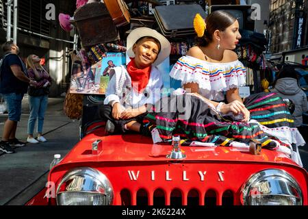 New York, New York, USA. 9. Oktober 2022. Die Hispanic Day Parade NYC ist einer der Höhepunkte des NYC Hispanic Heritage Month, in dem die lateinamerikanische Kultur aus spanischsprachigen Ländern gefeiert wird, die ein gemeinsames Erbe aus der Kolonialzeit teilen. Desfile de la Hispanidad ist eine Mischung aus Marschern, Tänzern, Schwimmern aus Ländern Mittel- und Südamerikas sowie Spaniens. (Bild: © Milo Hess/ZUMA Press Wire) Stockfoto