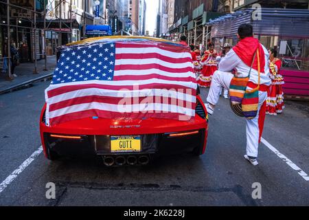 New York, New York, USA. 10. Oktober 2022. Die Hispanic Day Parade NYC ist einer der Höhepunkte des NYC Hispanic Heritage Month, in dem die lateinamerikanische Kultur aus spanischsprachigen Ländern gefeiert wird, die ein gemeinsames Erbe aus der Kolonialzeit teilen. Desfile de la Hispanidad ist eine Mischung aus Marschern, Tänzern, Schwimmern aus Ländern Mittel- und Südamerikas sowie Spaniens. (Bild: © Milo Hess/ZUMA Press Wire) Stockfoto