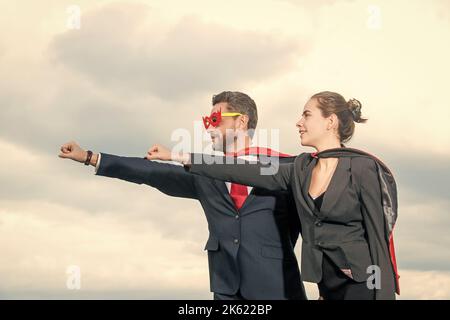 Geschäftsbeziehung in Superheldenanzug auf Himmel Hintergrund Stockfoto