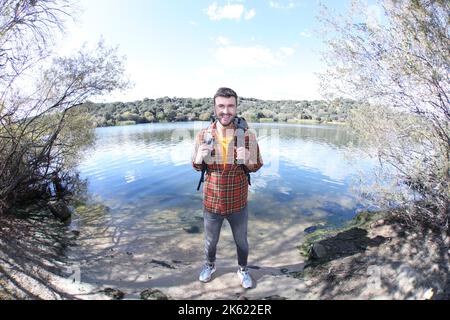 Wandertraining mit seinem Rucksack im Fluss Stockfoto
