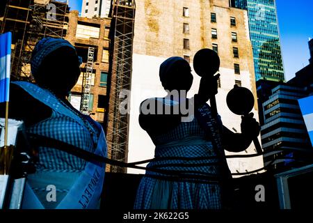 New York, New York, USA. 9. Oktober 2022. Die Hispanic Day Parade NYC ist einer der Höhepunkte des NYC Hispanic Heritage Month, in dem die lateinamerikanische Kultur aus spanischsprachigen Ländern gefeiert wird, die ein gemeinsames Erbe aus der Kolonialzeit teilen. Desfile de la Hispanidad ist eine Mischung aus Marschern, Tänzern, Schwimmern aus Ländern Mittel- und Südamerikas sowie Spaniens. Musiker aus Guatemala treten auf einem Festwagen auf. (Bild: © Milo Hess/ZUMA Press Wire) Stockfoto