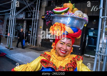 New York, New York, USA. 10. Oktober 2022. Die Hispanic Day Parade NYC ist einer der Höhepunkte des NYC Hispanic Heritage Month, in dem die lateinamerikanische Kultur aus spanischsprachigen Ländern gefeiert wird, die ein gemeinsames Erbe aus der Kolonialzeit teilen. Desfile de la Hispanidad ist eine Mischung aus Marschern, Tänzern, Schwimmern aus Ländern Mittel- und Südamerikas sowie Spaniens. Frau als Carmen Miranda gekleidet. (Bild: © Milo Hess/ZUMA Press Wire) Stockfoto