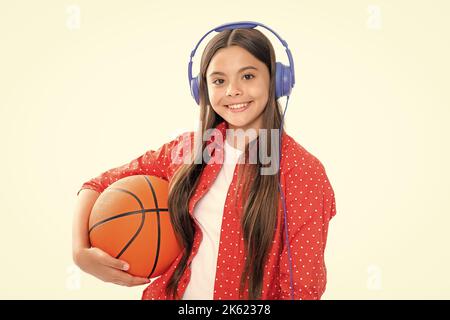 Sieg das Spiel zu gewinnen. Teen Mädchen mit Basketball-Ball. Porträt von glücklich lächelnd Teenager-Kind Mädchen. Sportlicher und aktiver Lebensstil. Kindheit, Team Stockfoto