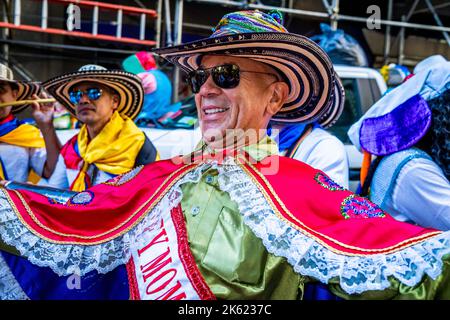New York, New York, USA. 10. Oktober 2022. Die Hispanic Day Parade NYC ist einer der Höhepunkte des NYC Hispanic Heritage Month, in dem die lateinamerikanische Kultur aus spanischsprachigen Ländern gefeiert wird, die ein gemeinsames Erbe aus der Kolonialzeit teilen. Desfile de la Hispanidad ist eine Mischung aus Marschern, Tänzern, Schwimmern aus Ländern Mittel- und Südamerikas sowie Spaniens. Kostümierte Tänzer. (Bild: © Milo Hess/ZUMA Press Wire) Stockfoto
