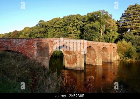 Die Bredwardine Bridge über den Fluss Wye. Stockfoto