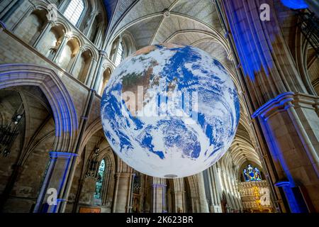 London, Großbritannien. 11.. Oktober 2022. Gaia Erdinstallation von Luke Jerram in der Southwark Cathedral. Die monumentale, innen beleuchtete Skulptur kehrt in die Hauptstadt zurück. Der britische Künstler Jerram will einen ‘Overview-Effekt’ vermitteln, den Astronauten erleben, wenn sie vom Weltraum aus auf die Erde blicken. Kredit: Guy Corbishley/Alamy Live Nachrichten Stockfoto