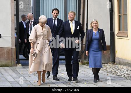 Die schwedische Premierministerin Magdalena Andersson empfängt König Willem-Alexander und Königin Máxima mit der niederländischen stellvertretenden Premierministerin Wopke Hoekstra am Stockfoto
