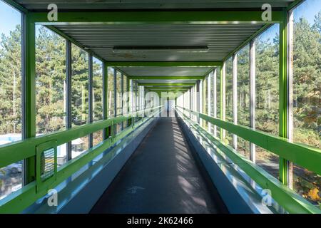 Fleet Services Fußgängerbrücke über die Autobahn M3, Hampshire, England, Großbritannien Stockfoto