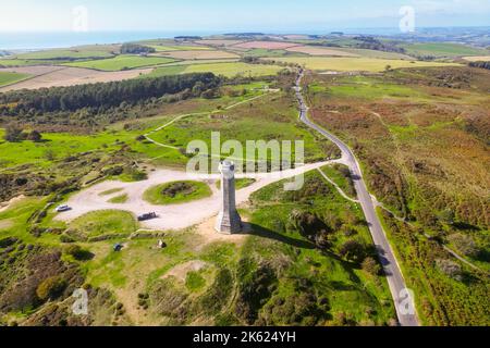 Portesham, Dorset, Großbritannien. 11.. Oktober 2022. Wetter in Großbritannien. Blick aus der Luft des Hardy Monument auf Black Down in der Nähe von Portesham in Dorset an einem warmen, klaren und sonnigen Herbstnachmittag. Das Denkmal ist 72 Fuß hoch und wurde 1844 im Gedenken an den Vizeadmiral Sir Thomas Masterman Hardy, Flaggenkapitän von Admiral Lord Nelson bei der Schlacht von Trafalgar, durch ein öffentliches Abonnement errichtet. Bildnachweis: Graham Hunt/Alamy Live News Stockfoto