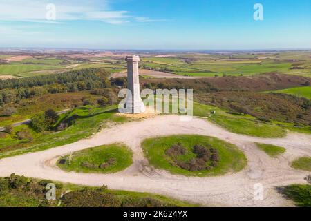 Portesham, Dorset, Großbritannien. 11.. Oktober 2022. Wetter in Großbritannien. Blick aus der Luft des Hardy Monument auf Black Down in der Nähe von Portesham in Dorset an einem warmen, klaren und sonnigen Herbstnachmittag. Das Denkmal ist 72 Fuß hoch und wurde 1844 im Gedenken an den Vizeadmiral Sir Thomas Masterman Hardy, Flaggenkapitän von Admiral Lord Nelson bei der Schlacht von Trafalgar, durch ein öffentliches Abonnement errichtet. Bildnachweis: Graham Hunt/Alamy Live News Stockfoto