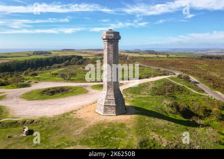 Portesham, Dorset, Großbritannien. 11.. Oktober 2022. Wetter in Großbritannien. Blick aus der Luft des Hardy Monument auf Black Down in der Nähe von Portesham in Dorset an einem warmen, klaren und sonnigen Herbstnachmittag. Das Denkmal ist 72 Fuß hoch und wurde 1844 im Gedenken an den Vizeadmiral Sir Thomas Masterman Hardy, Flaggenkapitän von Admiral Lord Nelson bei der Schlacht von Trafalgar, durch ein öffentliches Abonnement errichtet. Bildnachweis: Graham Hunt/Alamy Live News Stockfoto