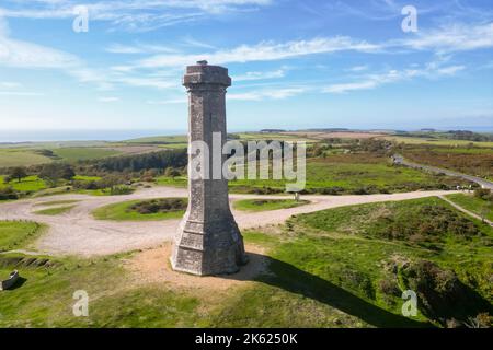 Portesham, Dorset, Großbritannien. 11.. Oktober 2022. Wetter in Großbritannien. Blick aus der Luft des Hardy Monument auf Black Down in der Nähe von Portesham in Dorset an einem warmen, klaren und sonnigen Herbstnachmittag. Das Denkmal ist 72 Fuß hoch und wurde 1844 im Gedenken an den Vizeadmiral Sir Thomas Masterman Hardy, Flaggenkapitän von Admiral Lord Nelson bei der Schlacht von Trafalgar, durch ein öffentliches Abonnement errichtet. Bildnachweis: Graham Hunt/Alamy Live News Stockfoto