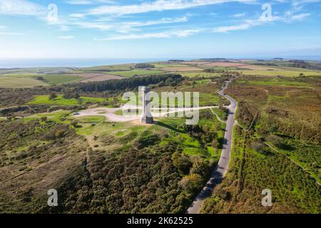 Portesham, Dorset, Großbritannien. 11.. Oktober 2022. Wetter in Großbritannien. Blick aus der Luft des Hardy Monument auf Black Down in der Nähe von Portesham in Dorset an einem warmen, klaren und sonnigen Herbstnachmittag. Das Denkmal ist 72 Fuß hoch und wurde 1844 im Gedenken an den Vizeadmiral Sir Thomas Masterman Hardy, Flaggenkapitän von Admiral Lord Nelson bei der Schlacht von Trafalgar, durch ein öffentliches Abonnement errichtet. Bildnachweis: Graham Hunt/Alamy Live News Stockfoto