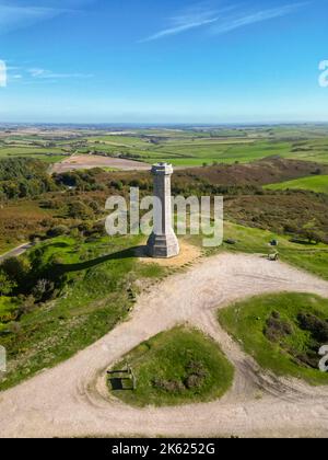 Portesham, Dorset, Großbritannien. 11.. Oktober 2022. Wetter in Großbritannien. Blick aus der Luft des Hardy Monument auf Black Down in der Nähe von Portesham in Dorset an einem warmen, klaren und sonnigen Herbstnachmittag. Das Denkmal ist 72 Fuß hoch und wurde 1844 im Gedenken an den Vizeadmiral Sir Thomas Masterman Hardy, Flaggenkapitän von Admiral Lord Nelson bei der Schlacht von Trafalgar, durch ein öffentliches Abonnement errichtet. Bildnachweis: Graham Hunt/Alamy Live News Stockfoto
