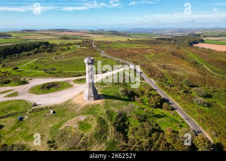 Portesham, Dorset, Großbritannien. 11.. Oktober 2022. Wetter in Großbritannien. Blick aus der Luft des Hardy Monument auf Black Down in der Nähe von Portesham in Dorset an einem warmen, klaren und sonnigen Herbstnachmittag. Das Denkmal ist 72 Fuß hoch und wurde 1844 im Gedenken an den Vizeadmiral Sir Thomas Masterman Hardy, Flaggenkapitän von Admiral Lord Nelson bei der Schlacht von Trafalgar, durch ein öffentliches Abonnement errichtet. Bildnachweis: Graham Hunt/Alamy Live News Stockfoto