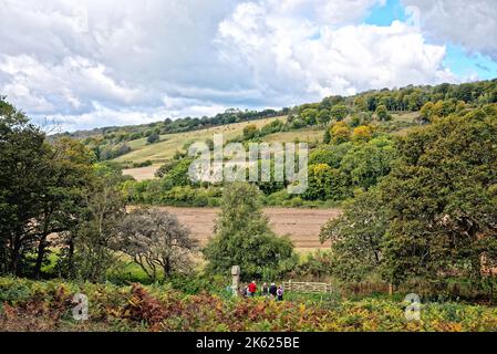 Eine Gruppe älterer Wanderer, die an einem Herbsttag in der Nähe von Dorking England am Samuel Wilberforce Memorial in Abinger Roughs in den Surrey Hills stehen Stockfoto