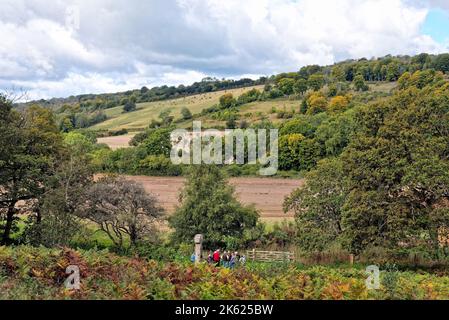 Eine Gruppe älterer Wanderer, die an einem Herbsttag in der Nähe von Dorking England am Samuel Wilberforce Memorial in Abinger Roughs in den Surrey Hills stehen Stockfoto