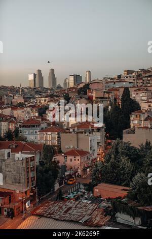 ISTANBUL, TÜRKEI - 15 2022. September: Schöner Blick auf Istanbul mit alten Gebäuden am Abend. Vertikal Stockfoto