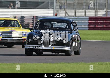 Roger Bowman, Jaguar MK2 Saloon, Adams & Page Swinging Sixties Group 2, aufgeteilt in fünf Klassen, ein 40-minütiges Rennen mit einem obligatorischen Boxenstopp mit t Stockfoto