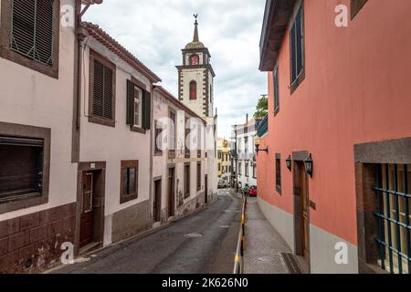 FUNCHAL, PORTUGAL - 25. AUGUST 2021: Calcada de Santa Clara ist ein steiler Anstieg im historischen Hochland der Stadt. Stockfoto