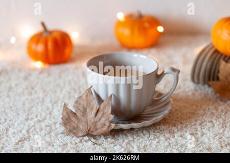 Gemütliche Herbstkomposition mit Heißgetränk und Mini-Kürbissen, Seitenansicht, selektiver Fokus Stockfoto