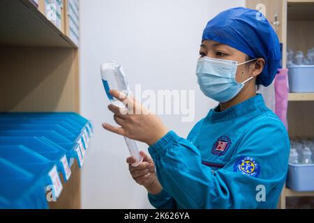 Changsha, Chinas Provinz Hunan. 9. September 2022. Xu Furong bereitet auf einer Intensivstation im Volkskrankenhaus der Provinz Hunan in Changsha, Provinz Hunan, Medizin vor, 9. September 2022. ZUM THEMA „Profil: Leben von Menschen schützen, die am Rande des Todes stehen“ Kredit: Chen Sihan/Xinhua/Alamy Live News Stockfoto