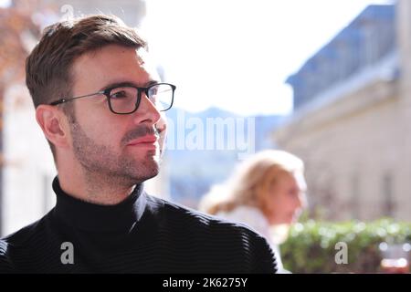 Eleganter Mann mit Rollkragen-Pullover und klassischer Brille Stockfoto