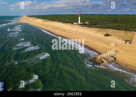 Luftaufnahme des La Coubre Waldes, des Strandes und des Leuchtturms in Charente Maritime, Frankreich Stockfoto