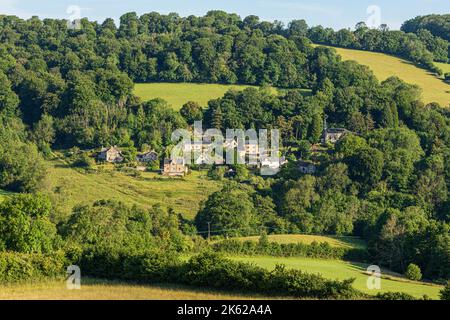 Morgenlicht am Midsummers Day (21.. Juni) im Cotswold-Dorf Slad, Gloucestershire, Großbritannien - Laurie Lees Hausautorin von „Cider with Rosie“ Stockfoto