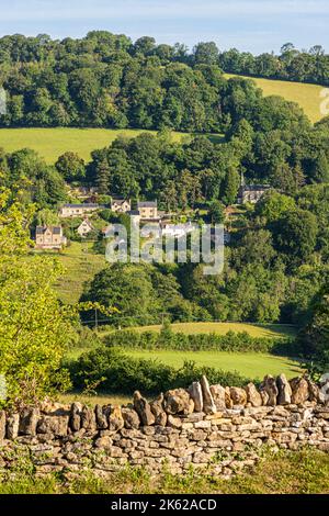 Morgenlicht am Midsummers Day (21.. Juni) im Cotswold-Dorf Slad, Gloucestershire, Großbritannien - Laurie Lees Hausautorin von „Cider with Rosie“ Stockfoto