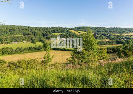 Morgenlicht am Midsummers Day (21.. Juni) im Cotswold-Dorf Slad, Gloucestershire, Großbritannien - Laurie Lees Hausautorin von „Cider with Rosie“ Stockfoto