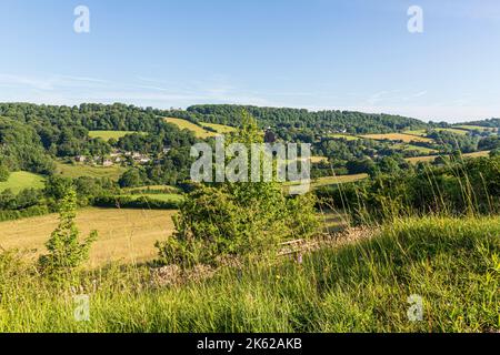 Morgenlicht am Midsummers Day (21.. Juni) im Cotswold-Dorf Slad, Gloucestershire, Großbritannien - Laurie Lees Hausautorin von „Cider with Rosie“ Stockfoto