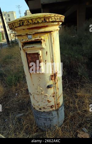 Verlassene britische Post Box, Geisterstadt Varosha; Famagusta (Gazimagusa); türkische Replublic von Nordzypern Stockfoto