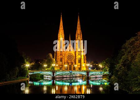 Blick auf die historische Kirche von Saint Paul mit der Ill in Straßburg bei Nacht, Elsass, Frankreich Stockfoto