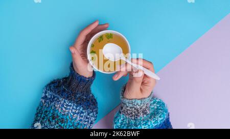 Essen Sie eine Hühnerbrühsuppe aus dem Take-away-Becher Stockfoto