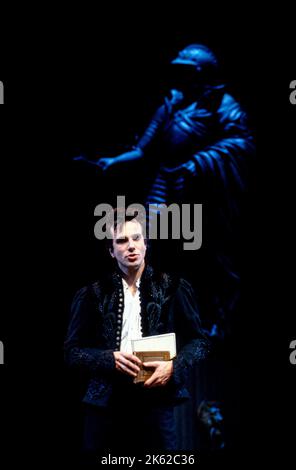 Daniel Day-Lewis (Hamlet) in HAMLET von Shakespeare im Olivier Theatre, National Theatre (NT), London 16/03/1989 Bühnenbild: John Gunter Kostüme: Liz da Costa Beleuchtung: Mark Henderson Kämpfe: Malcolm Ranson Bewegung: Jane Gibson Regie: Richard Eyre Stockfoto