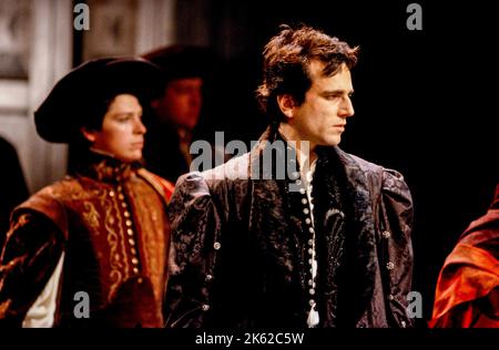 Daniel Day-Lewis (Hamlet) in HAMLET von Shakespeare im Olivier Theatre, National Theatre (NT), London 16/03/1989 Bühnenbild: John Gunter Kostüme: Liz da Costa Beleuchtung: Mark Henderson Kämpfe: Malcolm Ranson Bewegung: Jane Gibson Regie: Richard Eyre Stockfoto