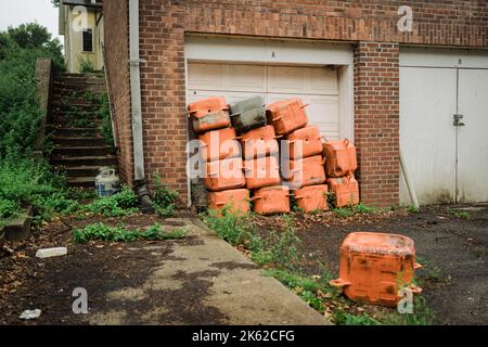 Stapel oranger Plastikdosen, Governors Island, Manhattan, New York Stockfoto