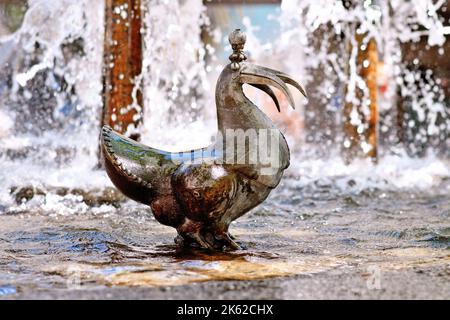 Neustadt an der Weinstraße, Deutschland - August 2022: Skulptur am Elwedritschen Brunnen. Elwedritsche sind eine mythische Kreatur-Mischung aus Hühnern Stockfoto