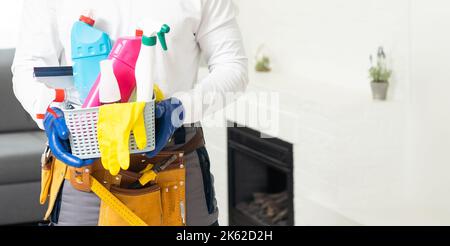 Portrait des Hausmeisters mit Eimer Waschmittel in der Küche. Reinigungsservice. Stockfoto
